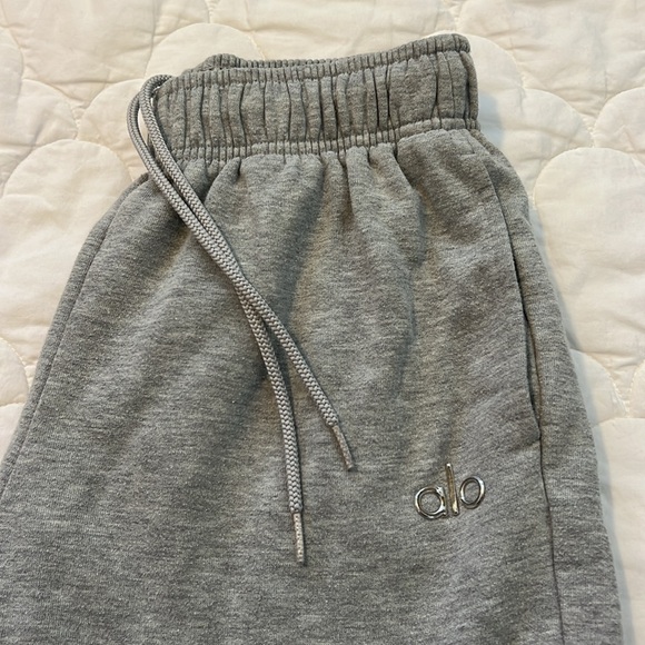 Alo Yoga Accolade bra and shorts set in Heather Grey - Picture 6 of 8